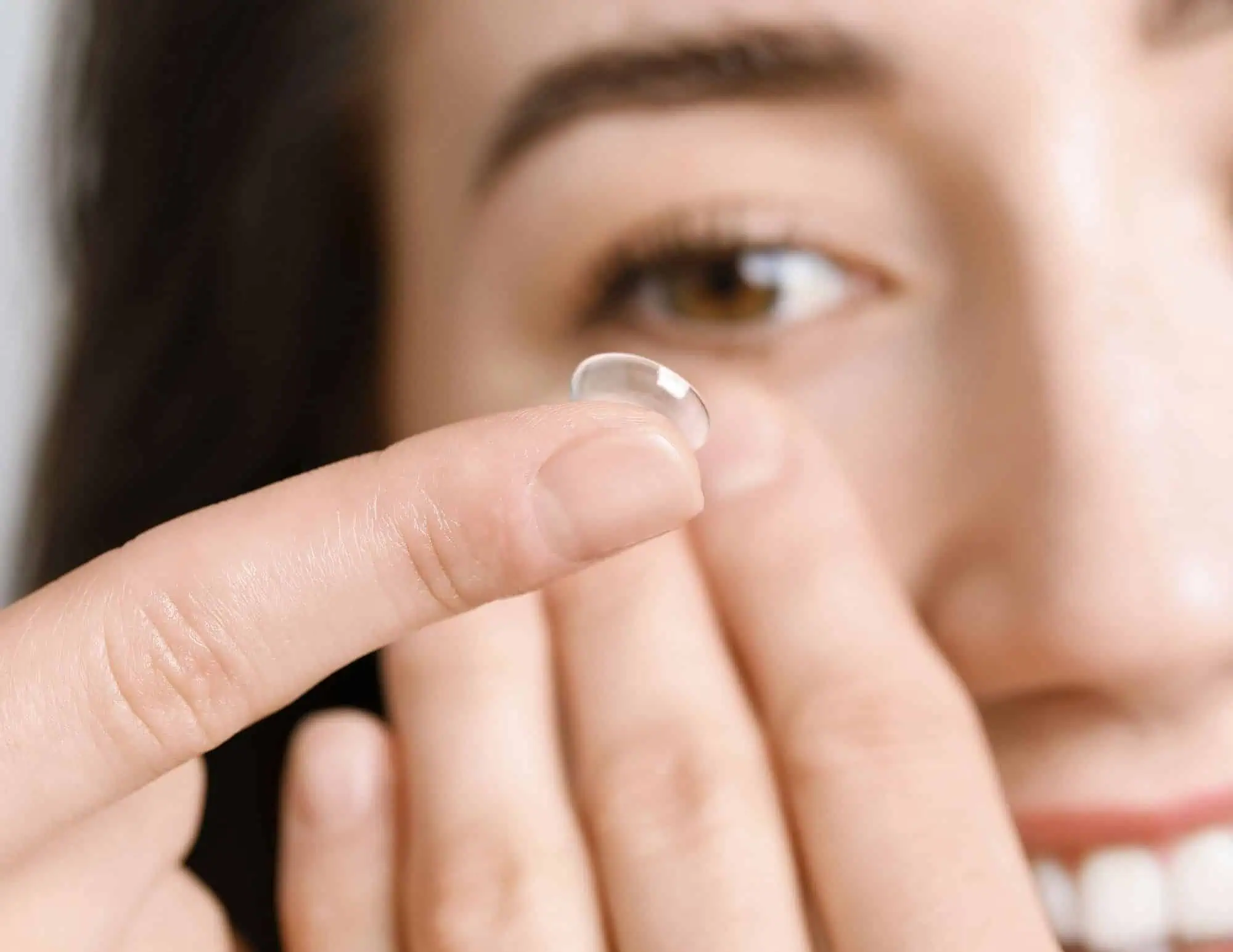 Mujer usando lentes de contacto en Mango Optic en Boca Raton.