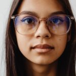 Mujer usando lentes de Mango Optic en Boca Raton