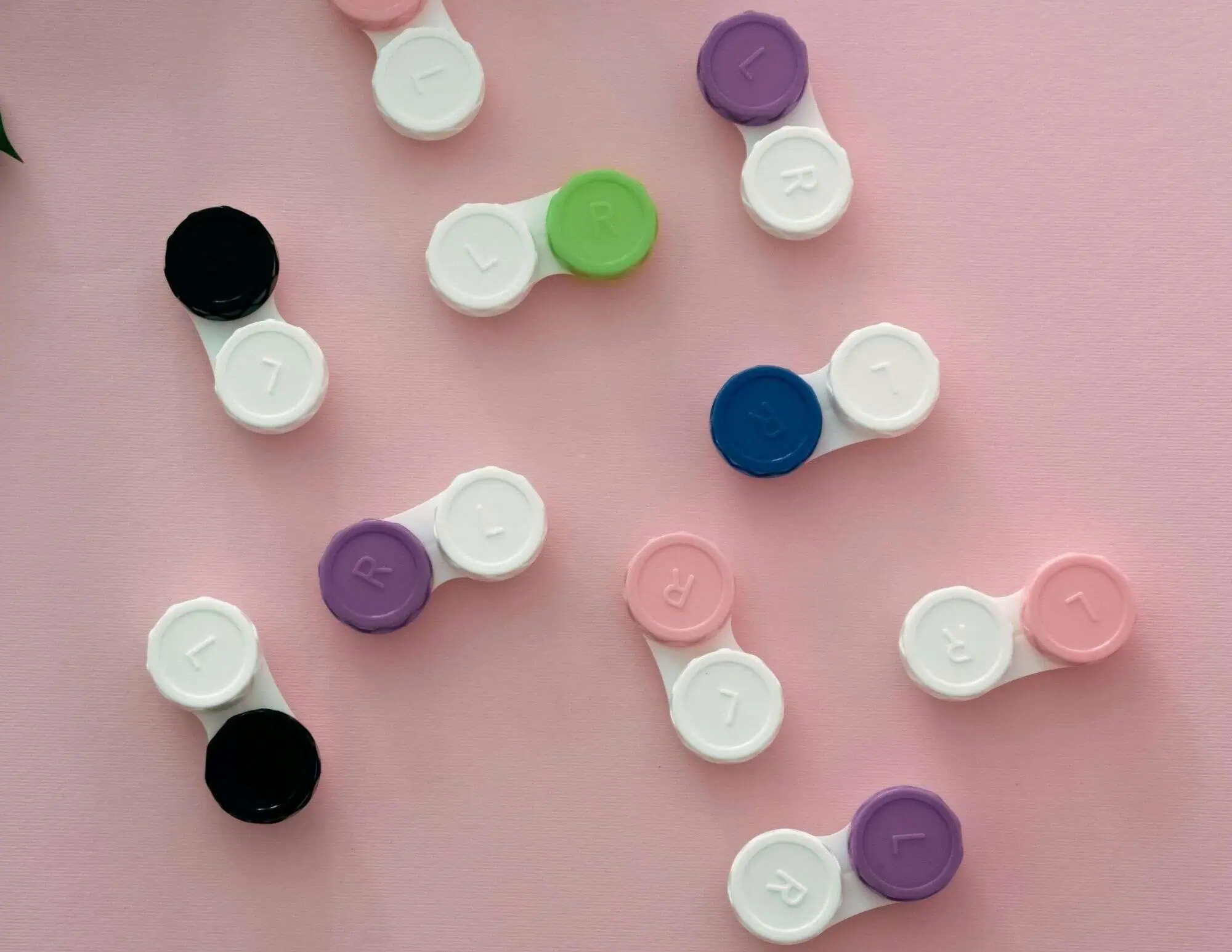 Estuche de lentes de contacto de Mango Optic en Boca Raton.