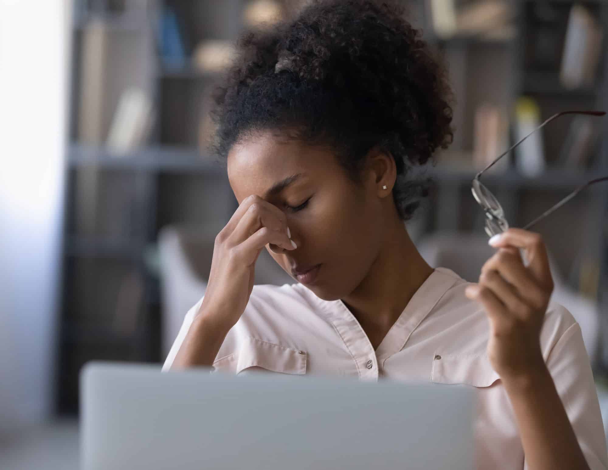 Mujer con ojos secos.