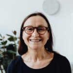 Mujer mayor usando gafas de Mango Optic en Boca Raton.