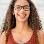 Mulher usando óculos na Mango Optic em Boca Raton