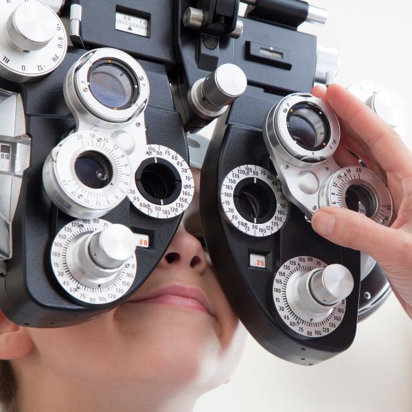 A woman getting a comprehensive eye exam at Mango Optic.