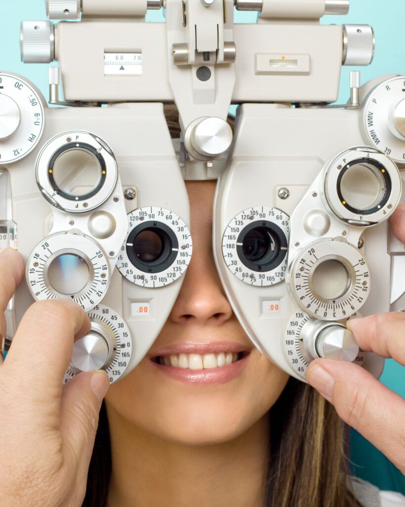 Woman getting a comprehensive eye exam at Mango Optic.