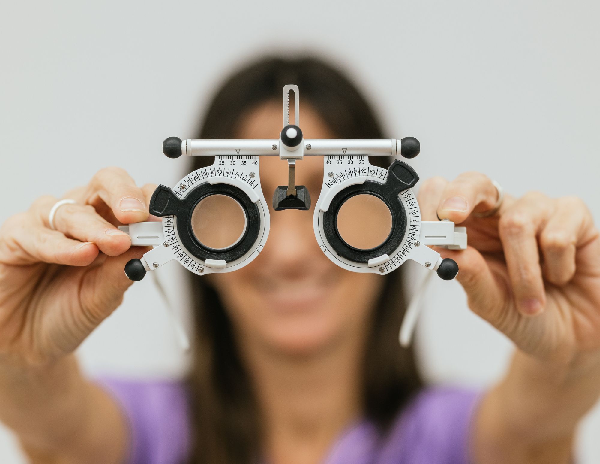 Mujer realizando un examen de la vista en Mango Optic en Boca Ratón